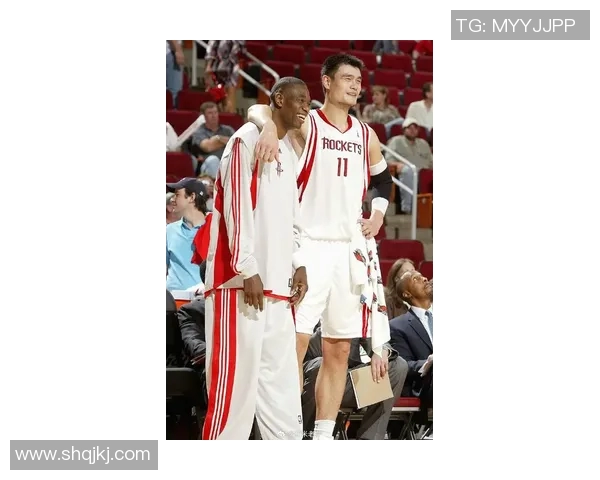 姚明背人瞬间展现温暖与力量的完美结合引发网友热议